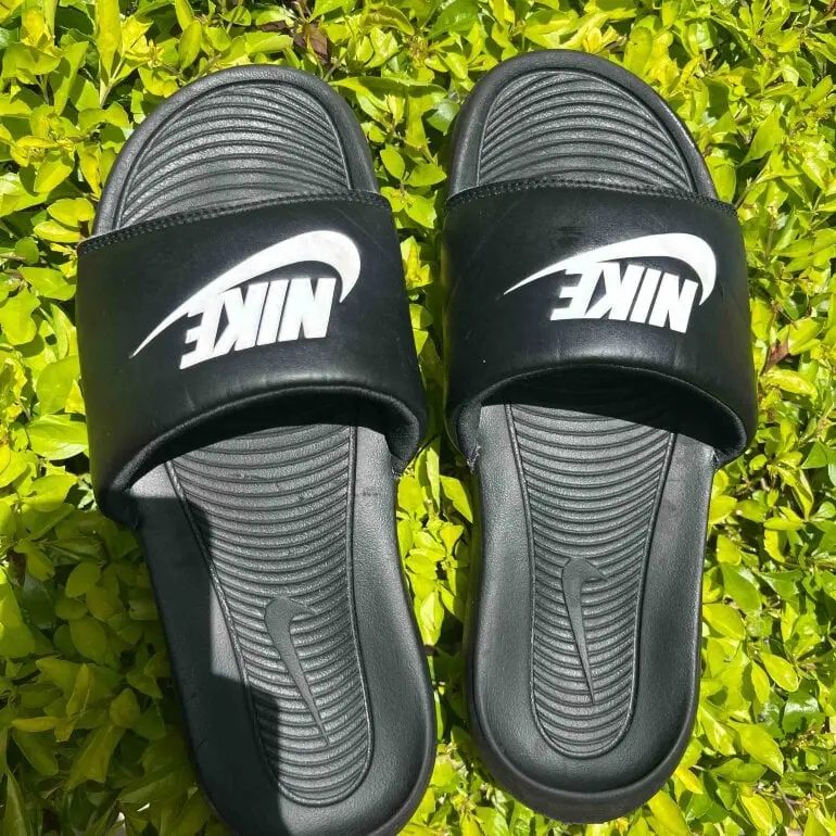 CHANCLAS NIKE UNISEX TALLA 5 COLOR NEGRO NUEVAS